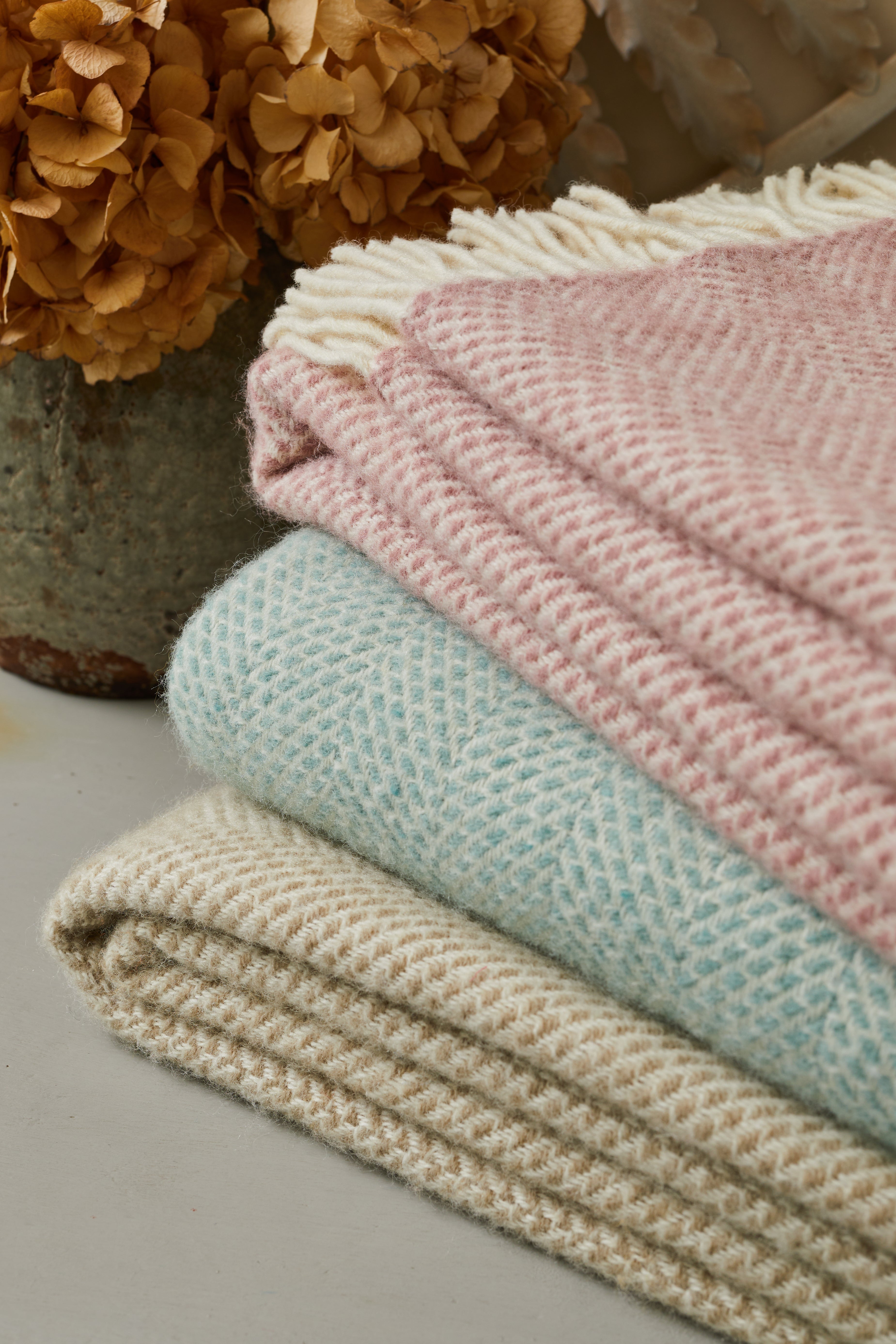 Beehive Pure New Wool Blanket - Dusky Pink
